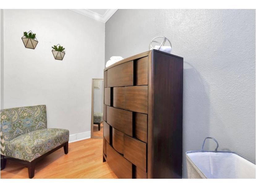 Cozy Downtown Studio By Toyota Center ヒューストン エクステリア 写真